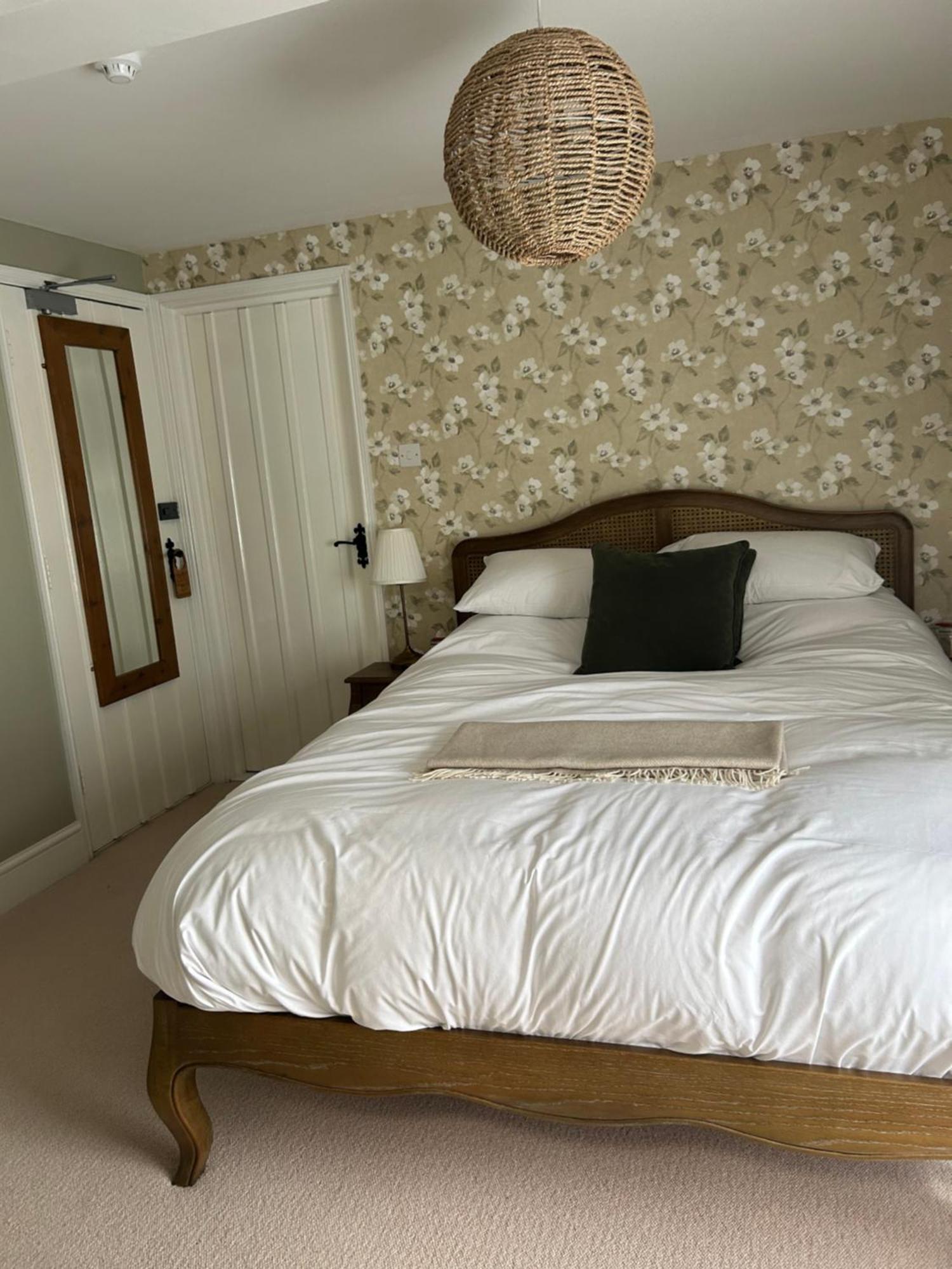The White Horse Hotel Фейвършам Екстериор снимка