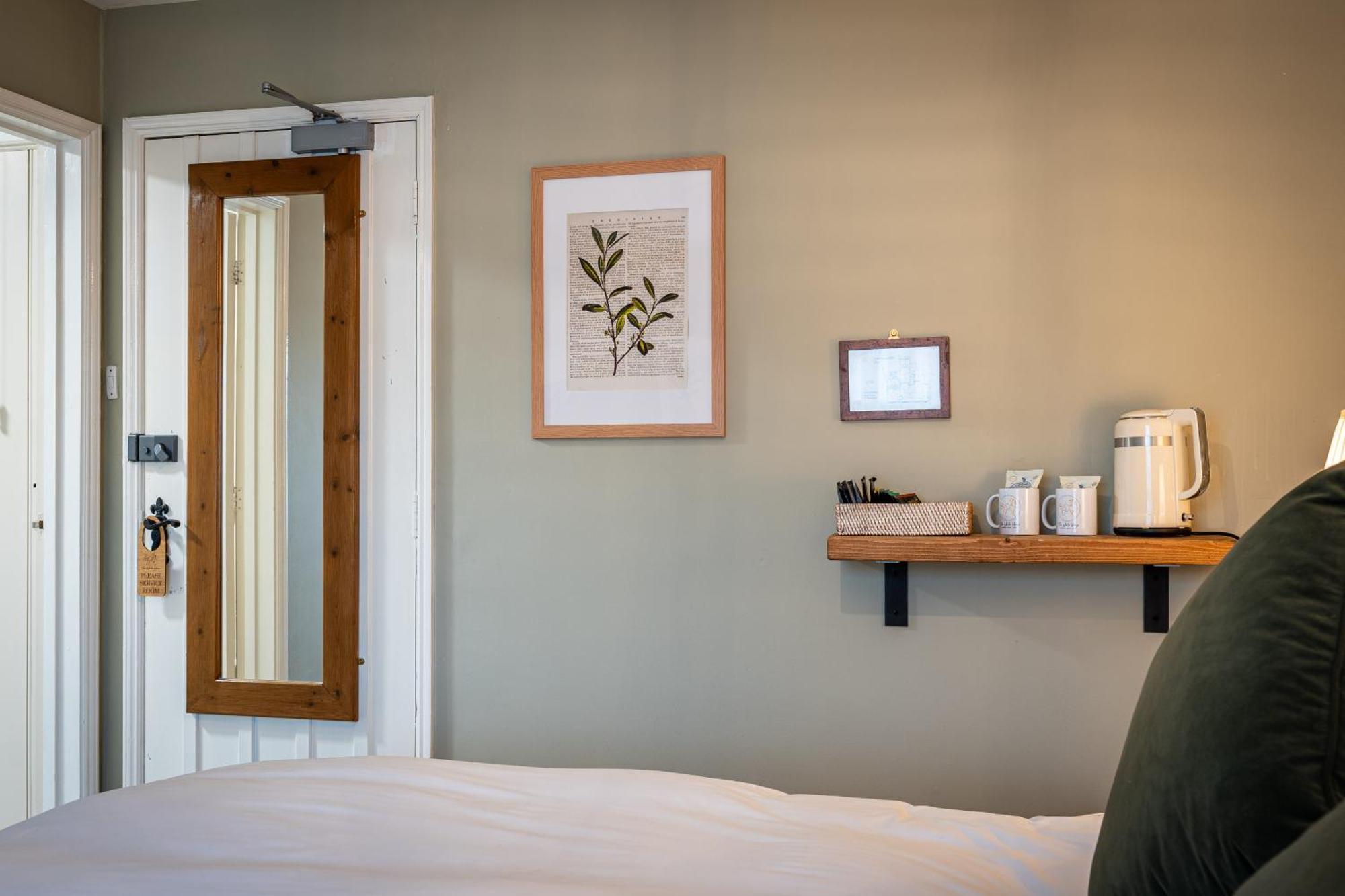 The White Horse Hotel Фейвършам Екстериор снимка